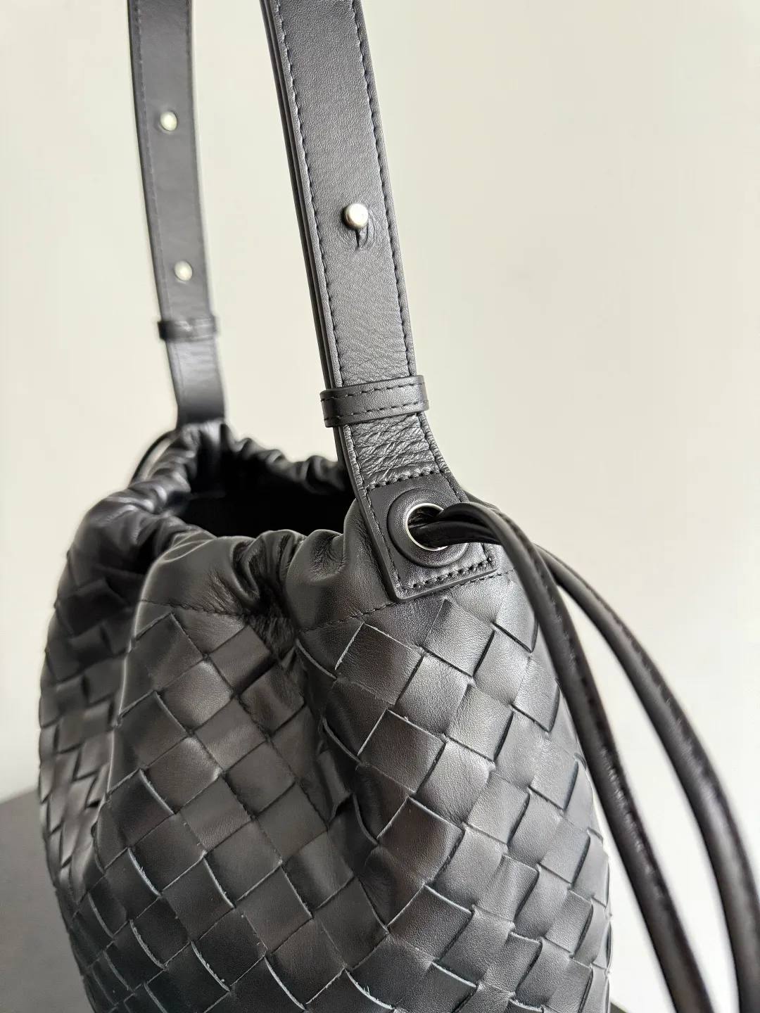 Batch 2280 BOTTEGA VENETA2025 new woven Biblioteca Bucket perfectly integrates casual texture, using classic Intrecciato woven leather, which feels soft but stiff, allowing the bag to drape naturally without losing the three-dimensional effect. The drawstring design of the drawstring pocket makes opening and closing more direct and adds a casual atmosphere. If you are on a short business trip, you can put some skin care samples in your bag. The front compartment or rear zipper can also be used to store ID cards, bank cards, etc. The solid color design of the bag is very versatile, and it doesn’t feel too picky when paired with any clothes. The leather material is also very high-quality! Style number: 836020 Size: 24*33*14cm